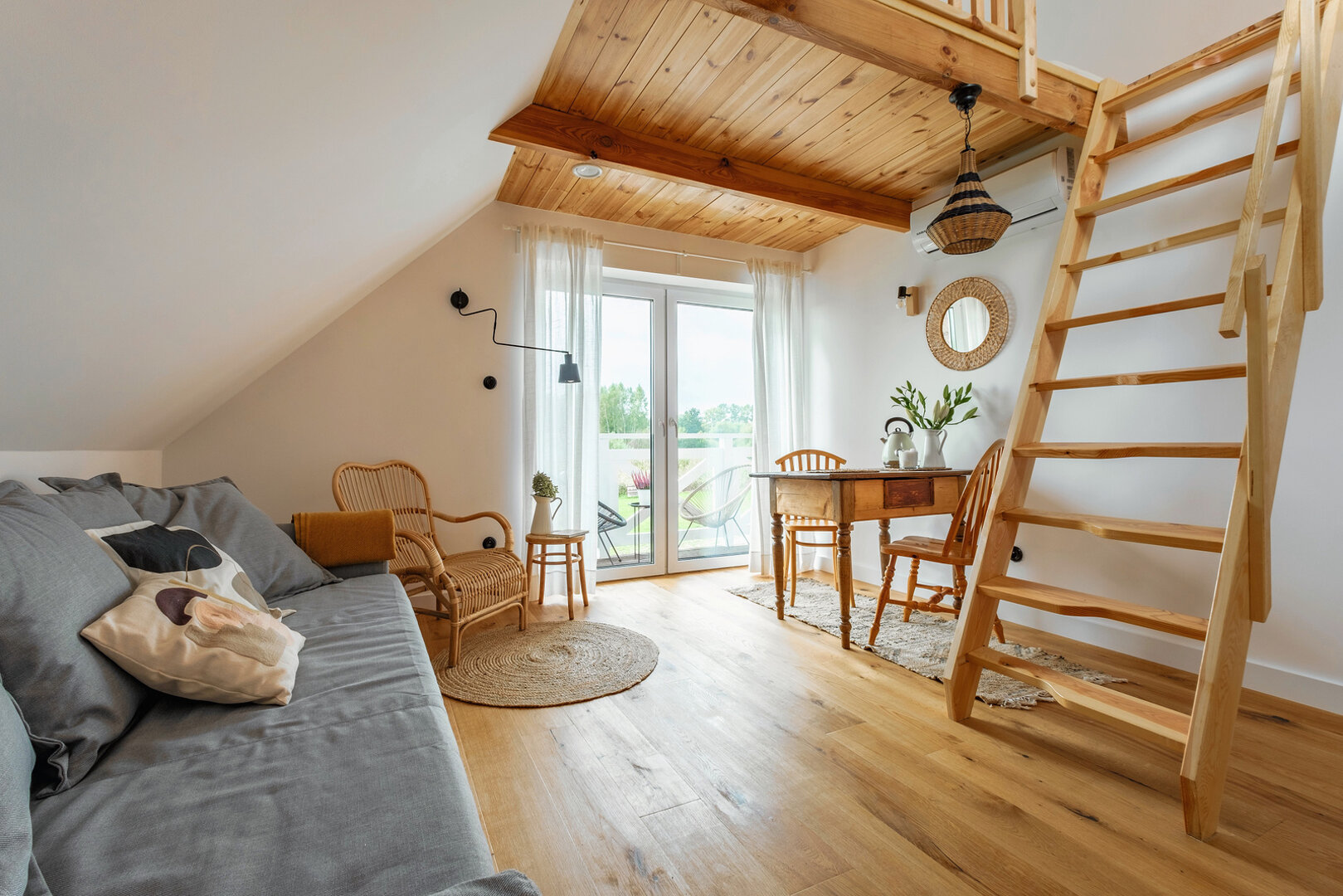 Apartament z antresolą. Widok na łąki.