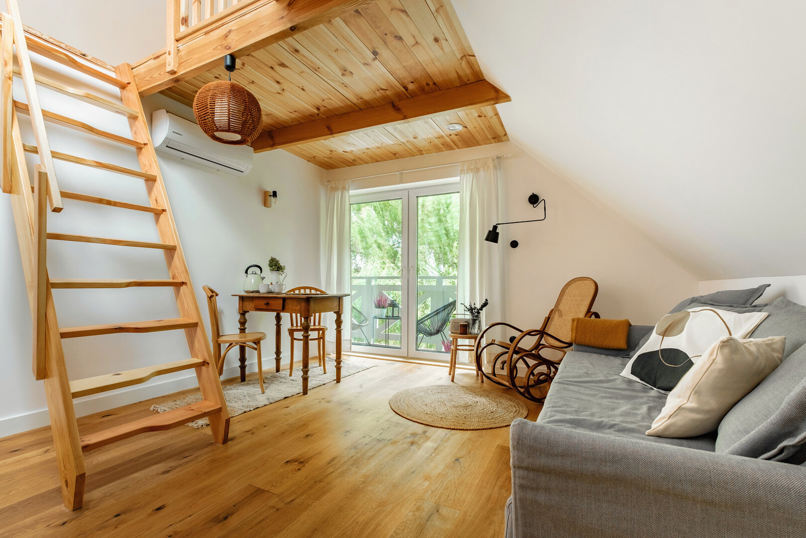 Apartament z antresolą w koronie wierzb.